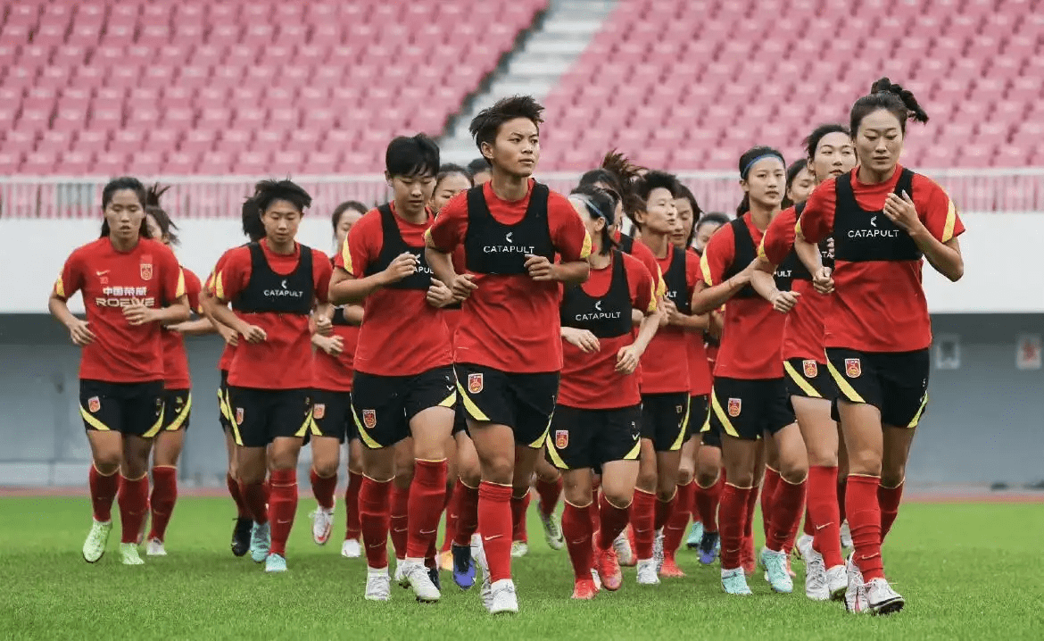 爱游戏体育直播-东亚杯：中国队取胜，晋级半决赛