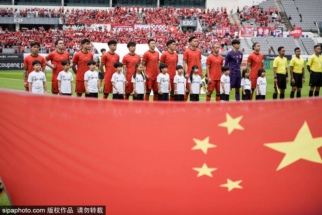 足球赛事颁奖典礼盛大举行，精彩回顾