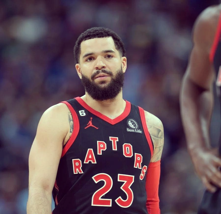 包含猛龙完胜黄蜂，西亚卡姆独得分稳住球队领先的词条