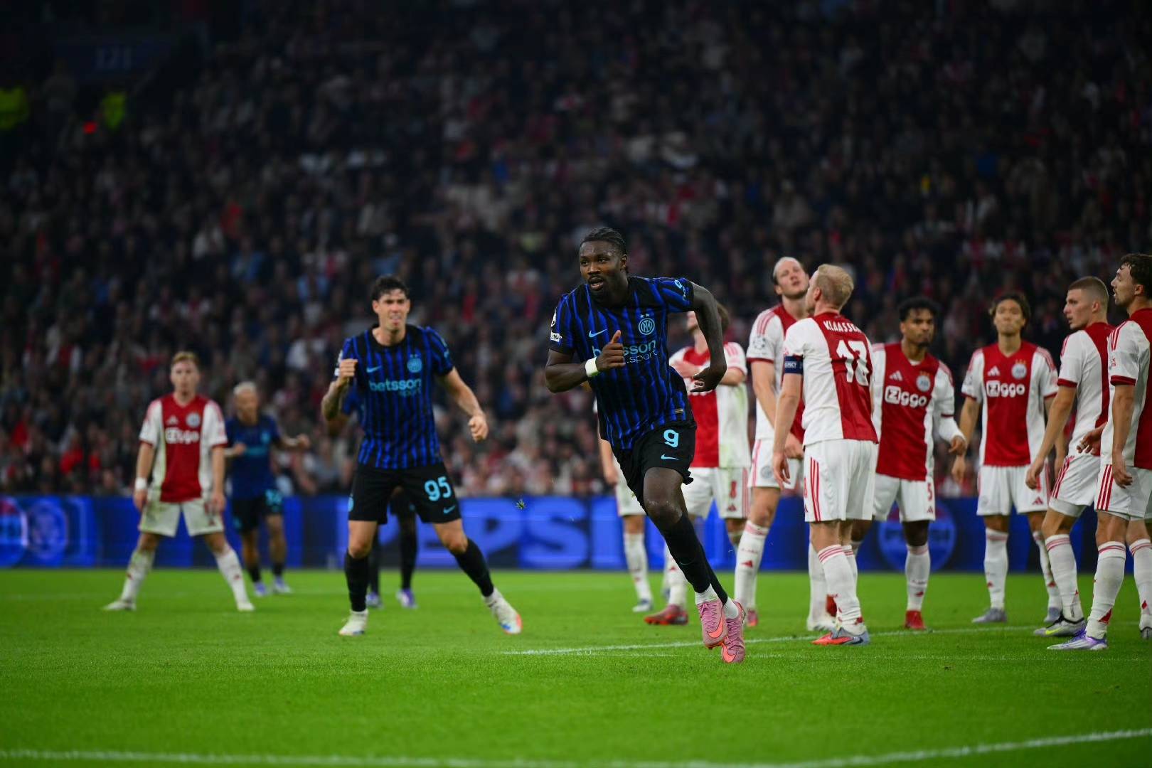 阿贾克斯豪取胜利，挺进欧冠半决赛