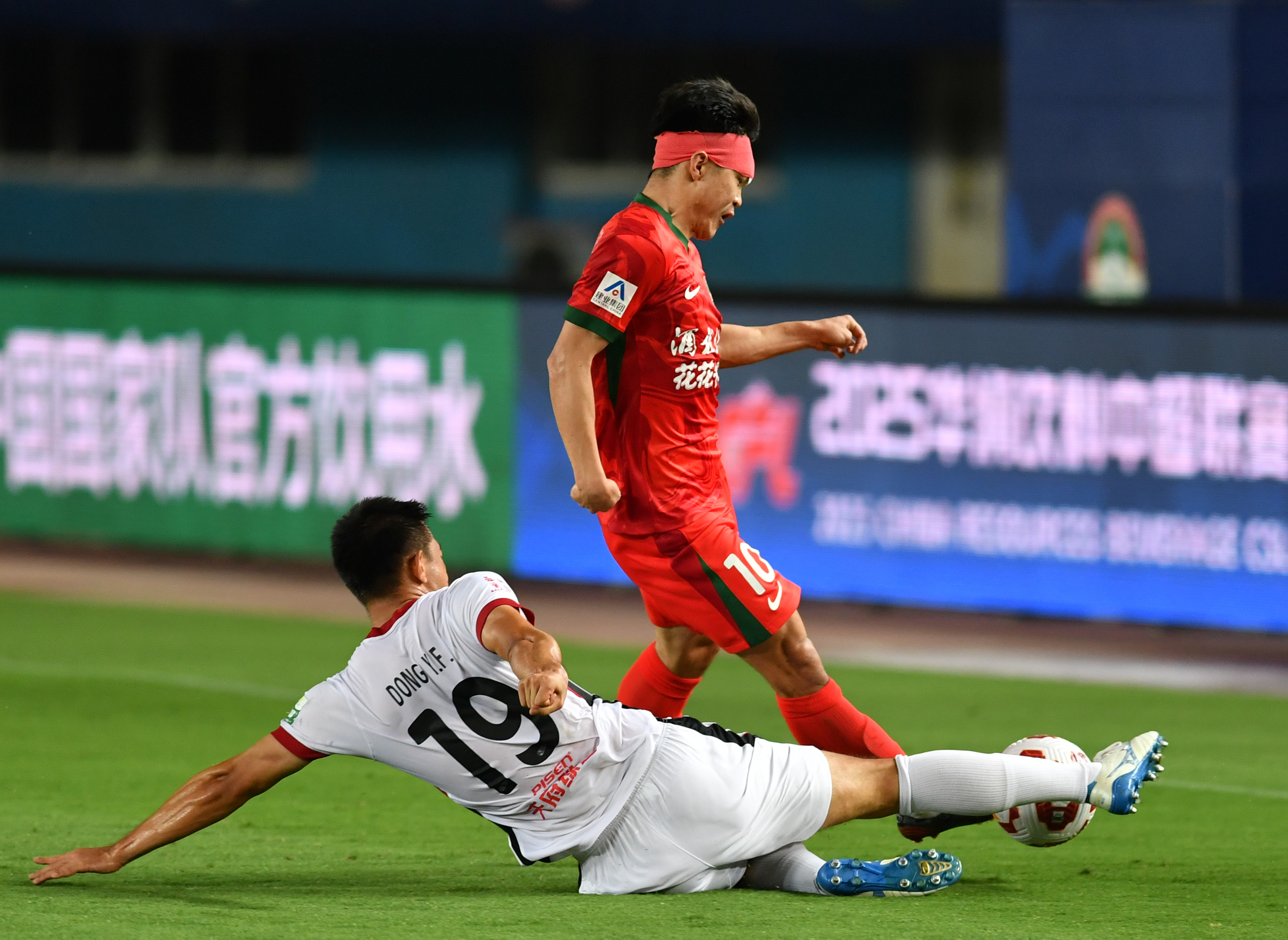 郑州篮球赛事中球队实力强劲，对手难以匹敌